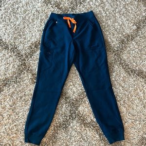 Women’s FIGS Zamora 2.0 Tall scrub pants. Size tall small.